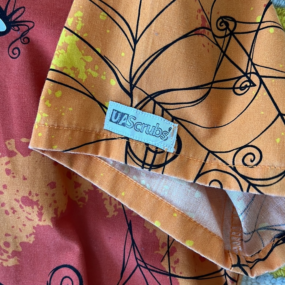 Halloween Scrub Top. Sz M - Picture 5 of 7
